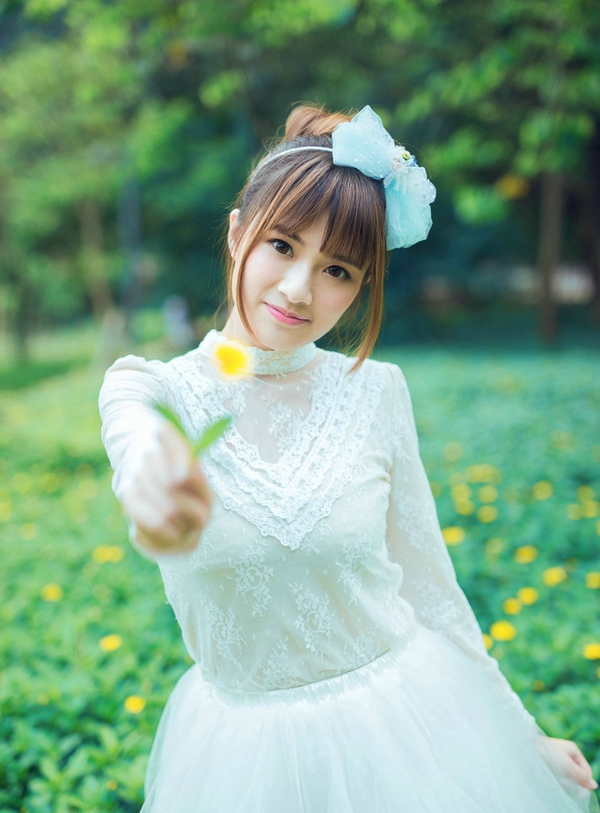 “幼常，蜀中对主公来说，太重要了，一旦输了蜀中，这天下……呵呵……”说到最后，诸葛亮悠悠的叹了口气，这种话，也只能跟马谡说说，其他人，诸葛亮不敢说，也不能说，太打击士气了。